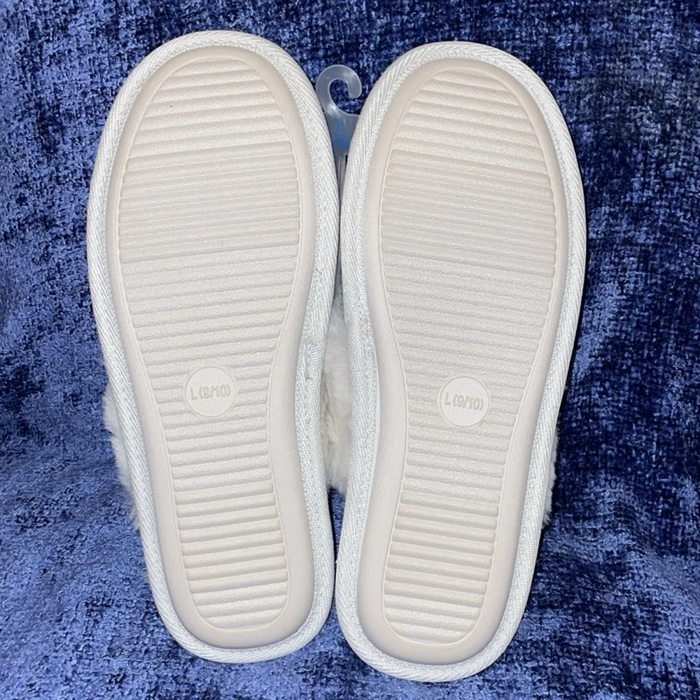 NWT Auden Cream Fuzzy Slippers with Silver Sequin Accents.  Size Large 9/10. - Picture 5 of 7